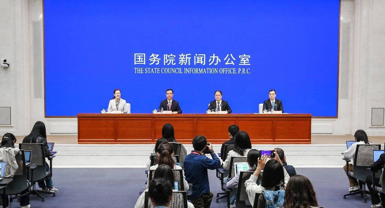 国家数据局征求意见：依法严厉打击非法获取、出售或提供数据的黑灰产业