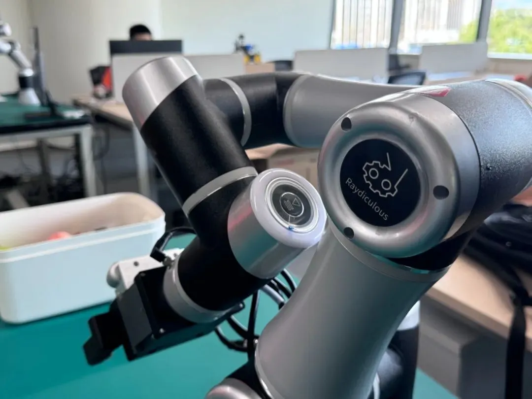 机器人行业周报：Optimus展示新一代灵巧手接球，人形机器人技术加速迭代