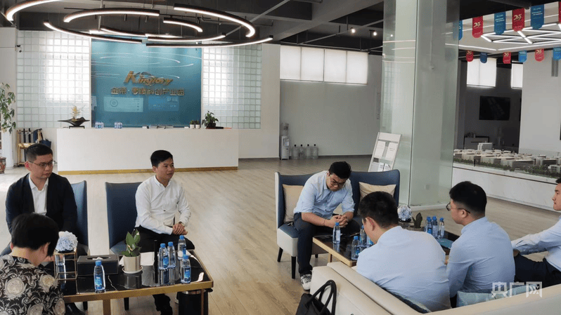 中央经济工作会议首提加力扩围实施“两新”政策 专家：释放出财政和金融配合更大力度支持消费的信号