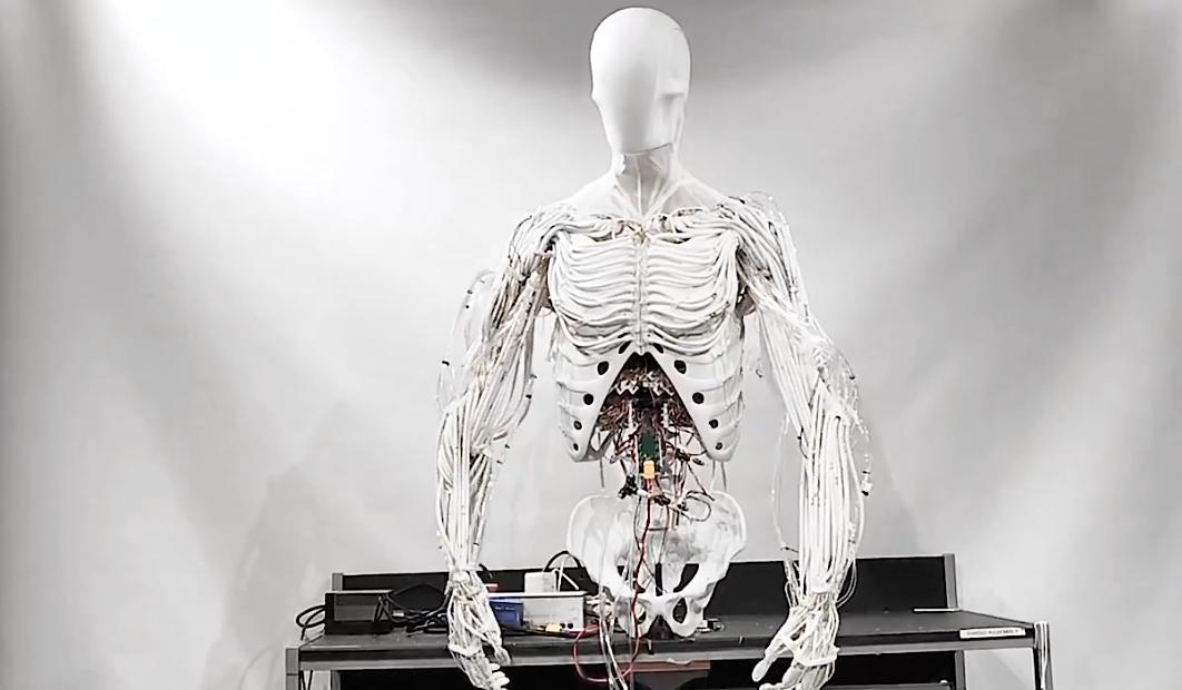 机械设备：广汽首创可变轮足机器人，Torso 2机器人附着皮肤