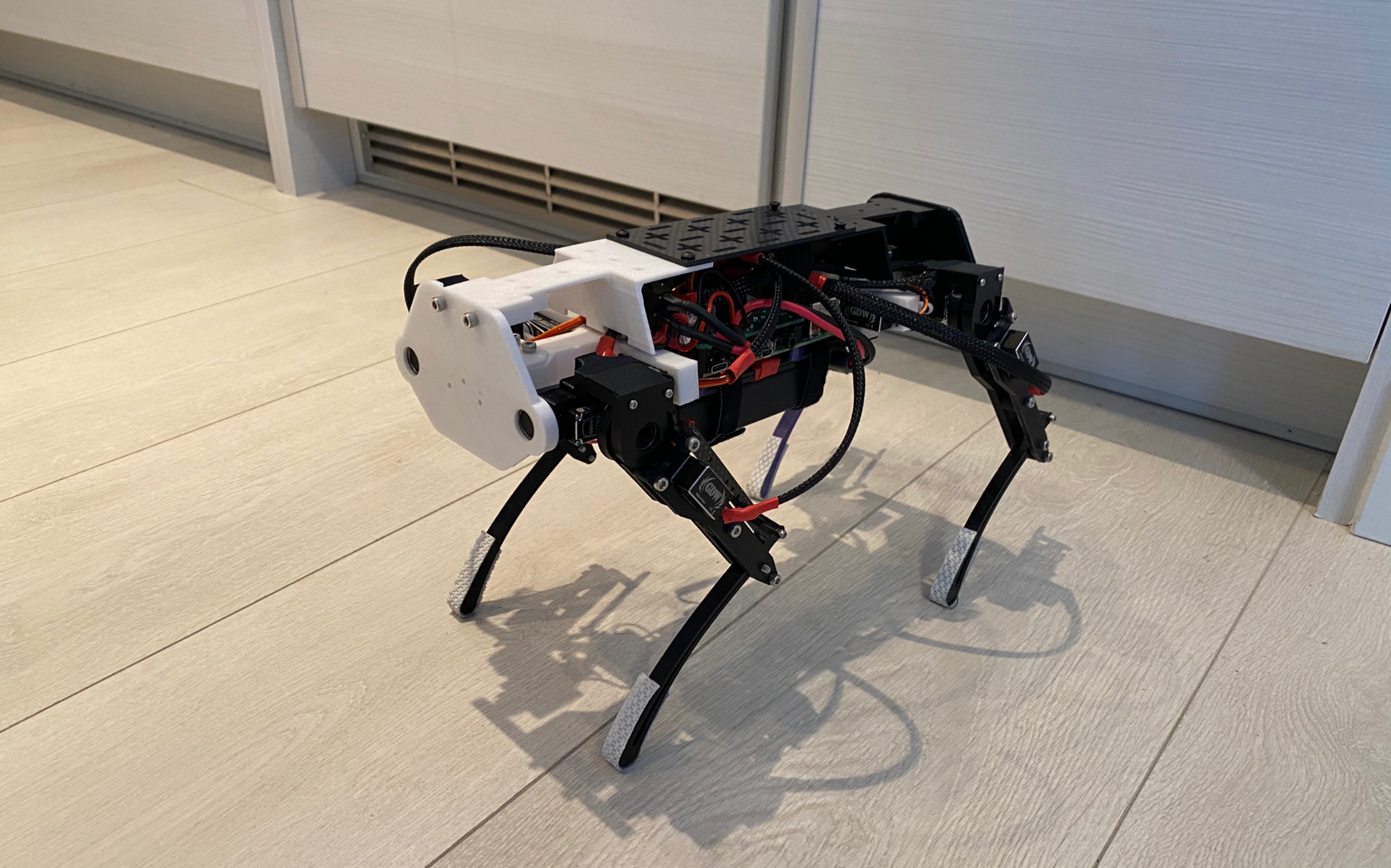 兰剑智能：公司目前没有研发四足机器狗的项目及其相关业务