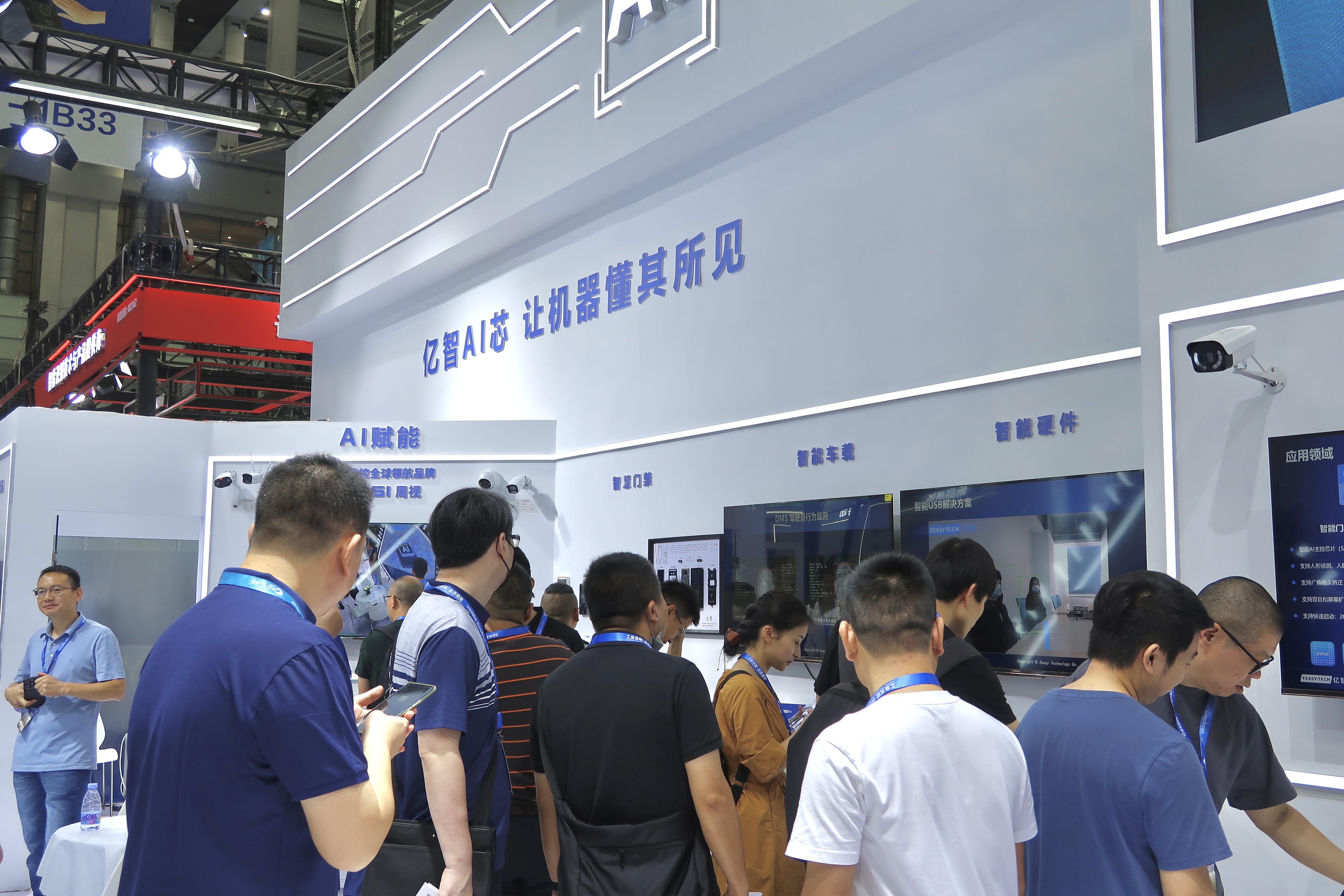 云天励飞：基于自研大模型和神经网络处理器打造各类边缘AI场景硬件设备并销售