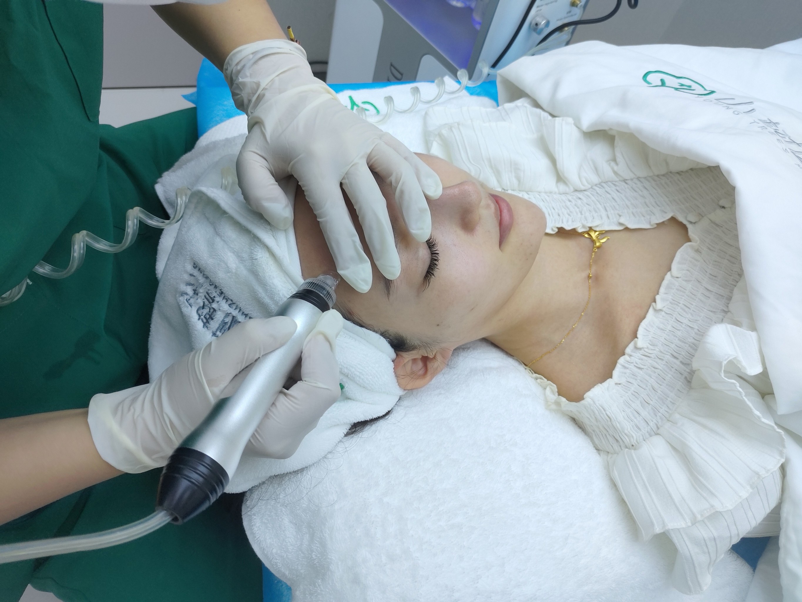 医美化妆品12月月报：重组胶原蛋白赛道全球化进程加速，化妆品行业进入结构化竞争阶段