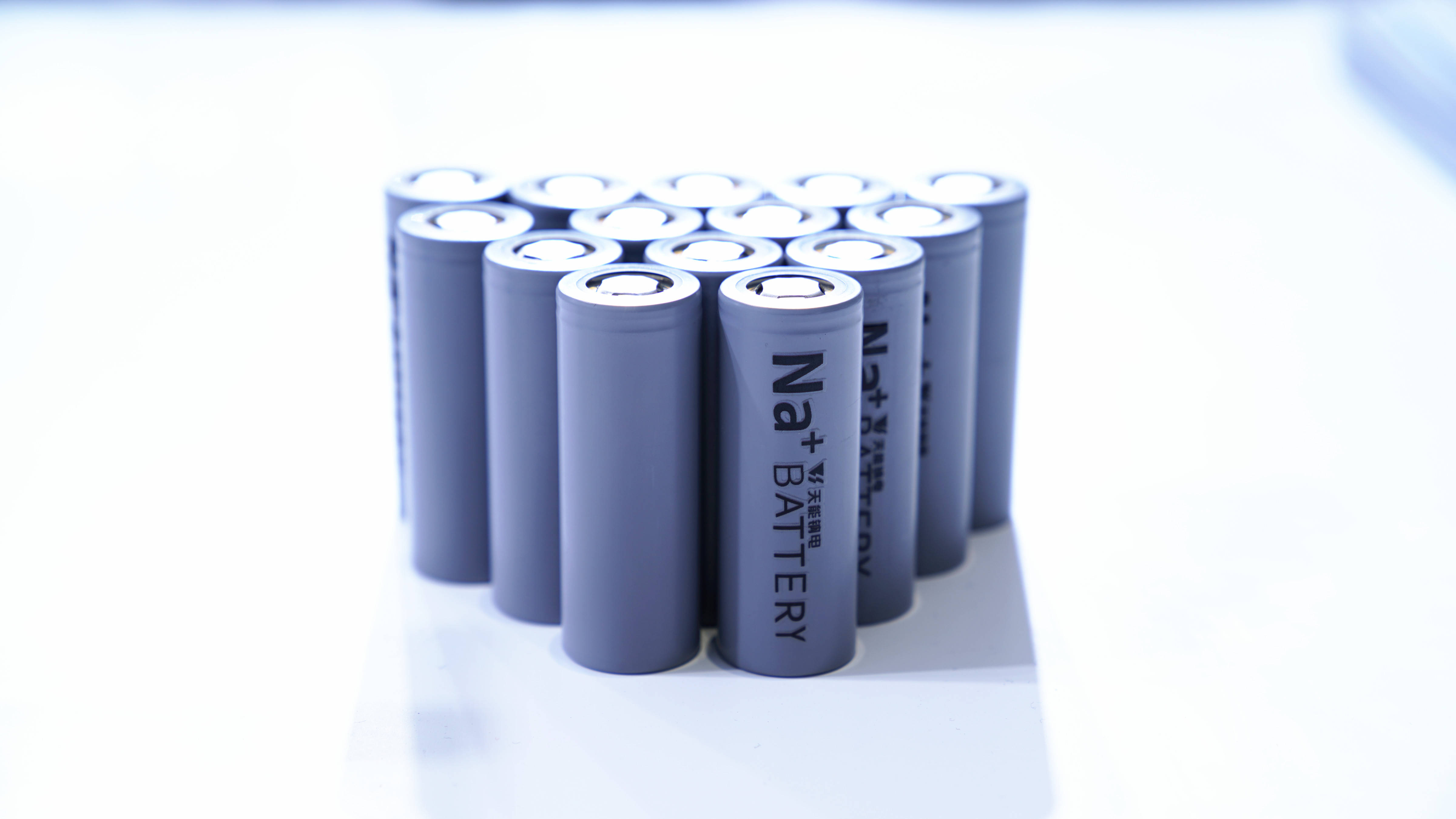 派能科技：公司已实现钠电产品小规模量产及交付，并持续推进钠离子电池研发工作