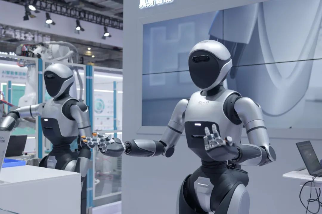 埃夫特：发布了智能机器人通用技术底座、RaaS（Robot as a Service，机器人即服务）商业模式和搭载底座的全新系列化机器人产品