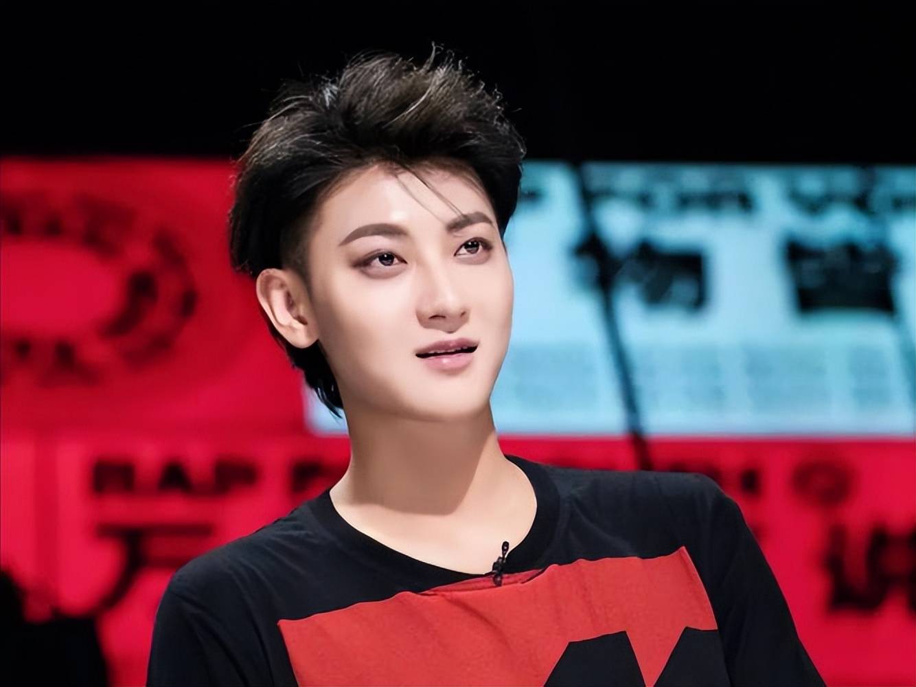 黄子韬公司投资成立多家公司，近期宣布跨界卖卫生巾