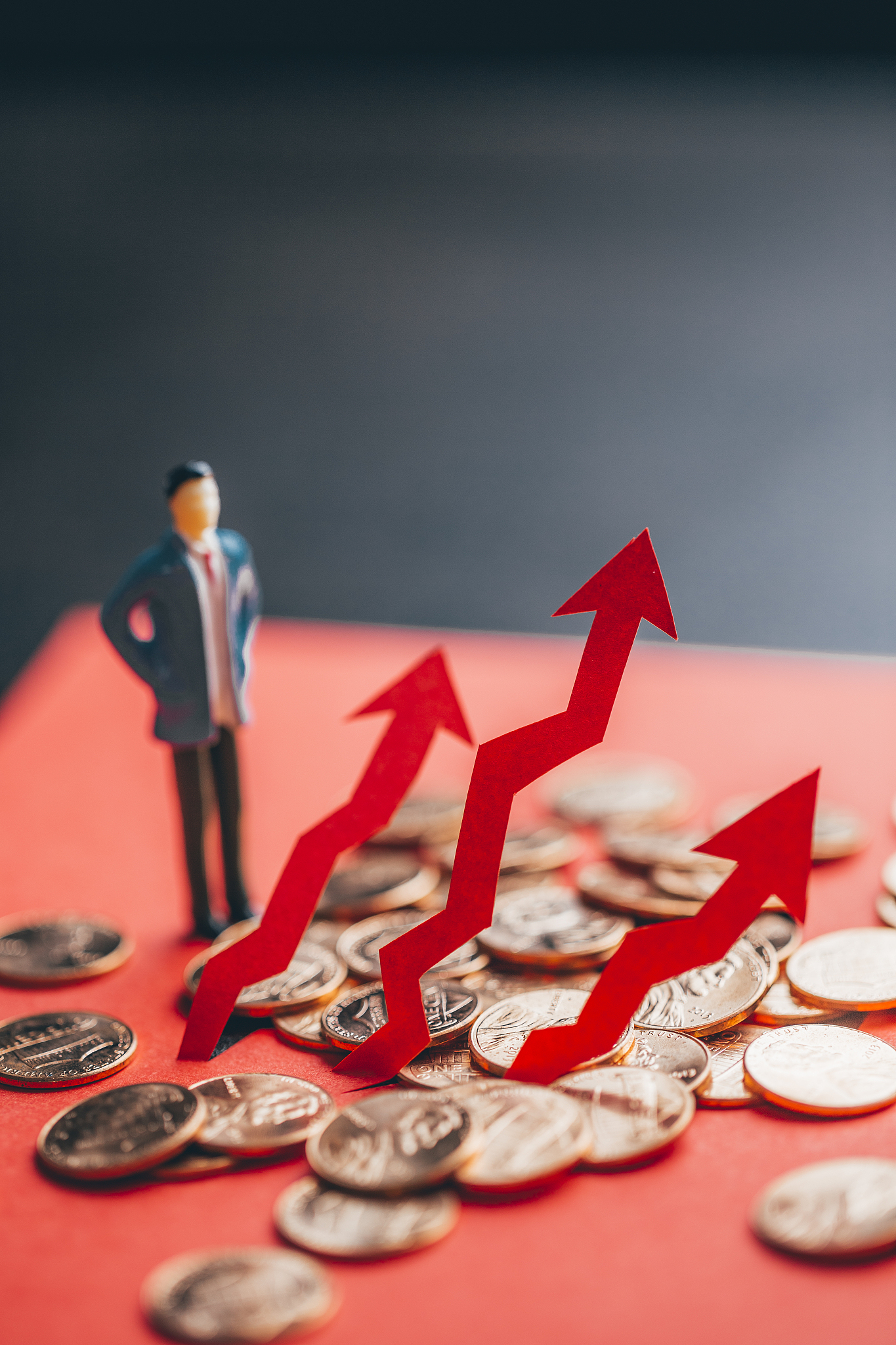 黄金价格再攀新高;央行开展大规模14天期逆回购操作丨金融早参