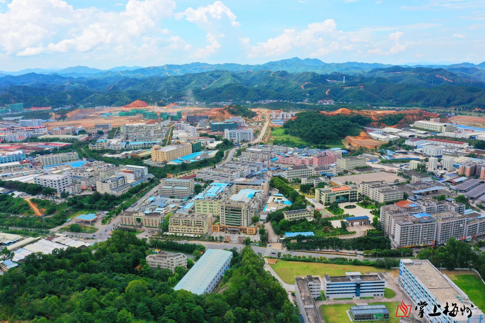 博敏电子：梅州新一代电子信息产业投资扩建项目是公司战略布局的核心项目之一，目前该项目相关设备正在陆续进场中