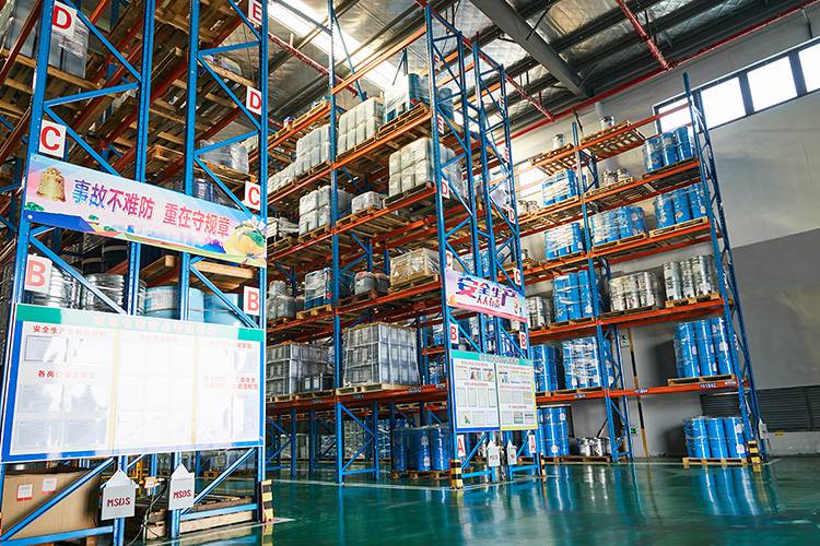 三友化工：公司高端电子化学品项目正式投产后所生产的产品分为电子特气和湿电子化学品两大类，主要包括电子级氯化氢、氨气、氨水、硫酸、异丙醇等，下游应用领域主要为集成电路、显示面板、光伏等