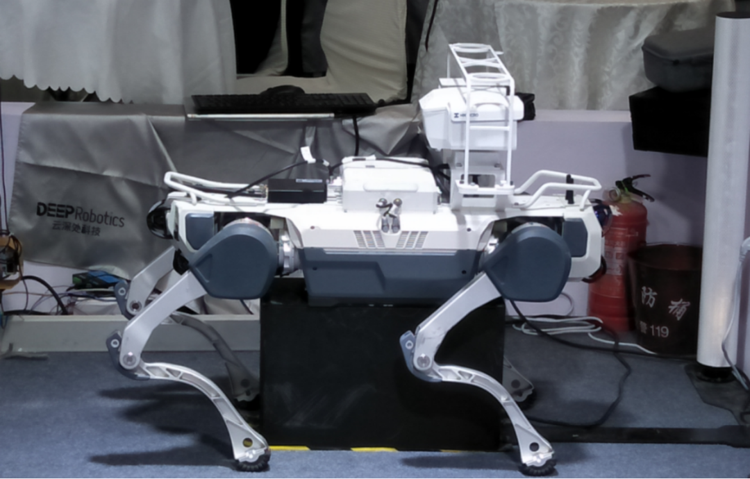 人形机器人行业专题研究周报：WAIC 2025成功举办，机器人应用端逐步落地