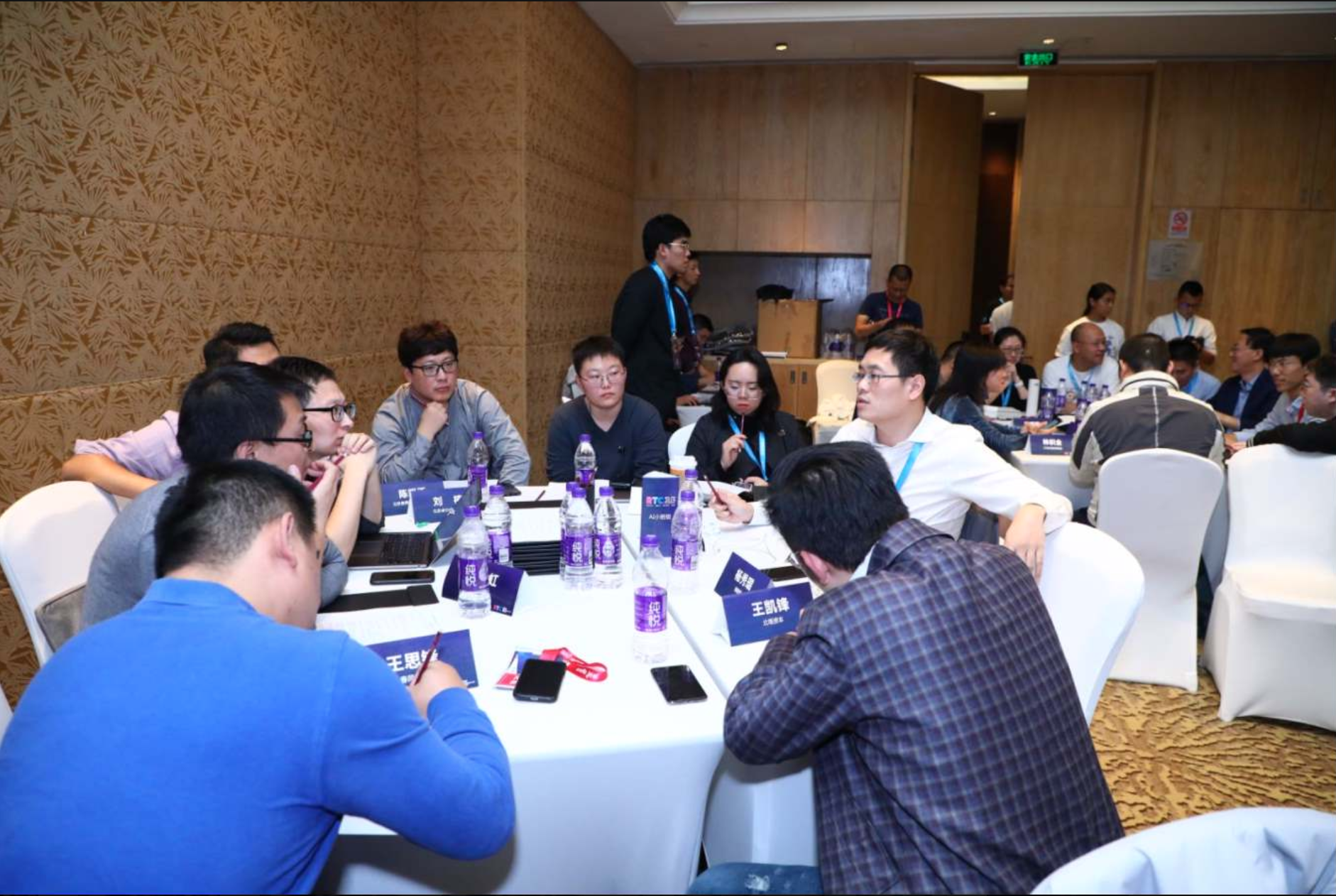 数据沉淀不足、风险定价存在错配⋯⋯在这个闭门研讨会上，保司车险业务负责人就新能源车险发展的问题和方向展开讨论