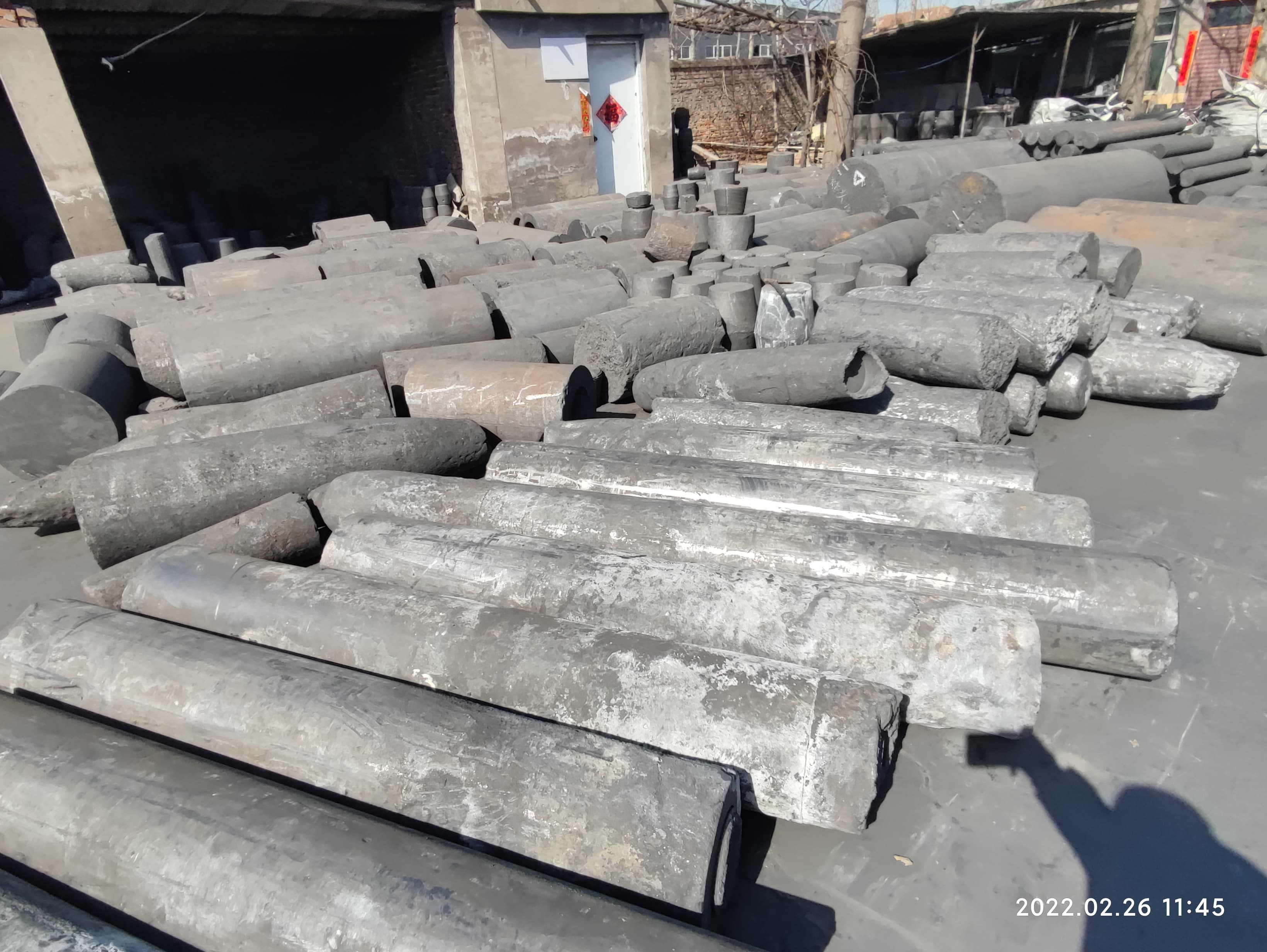 易成新能：开封炭素主要产品为石墨电极，公司具有石墨电极行业的完整产业链，包括针状焦、黏结剂沥青、超高功率石墨电极（UHPΦ350mm-Φ800mm）及特种石墨材料