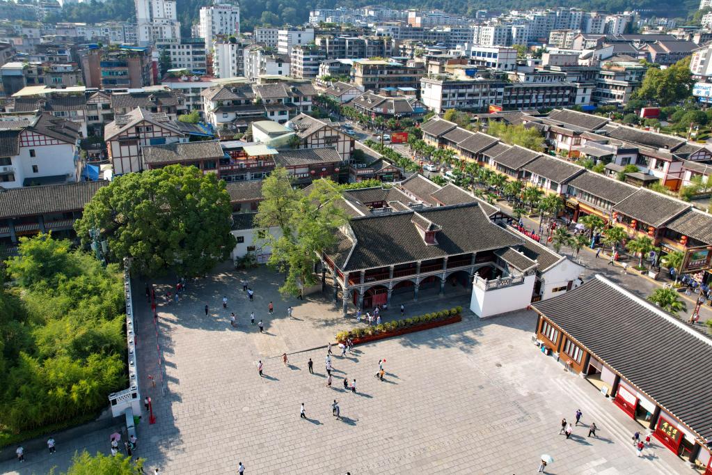 旅拍迎假期预订热潮，相关企业主要集中分布在西南地区