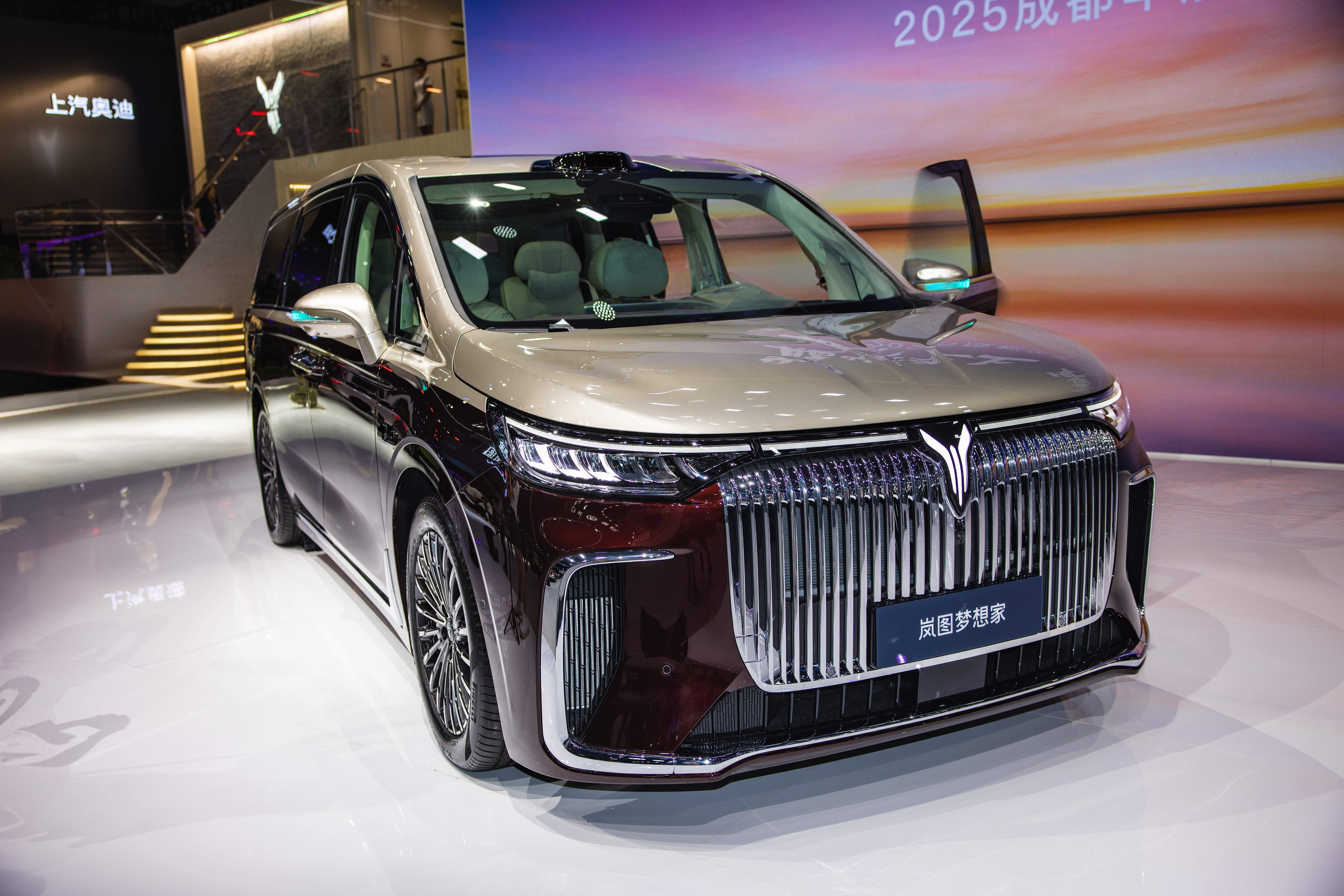 超百台梦想家护航！岚图汽车连续两年闪耀达沃斯