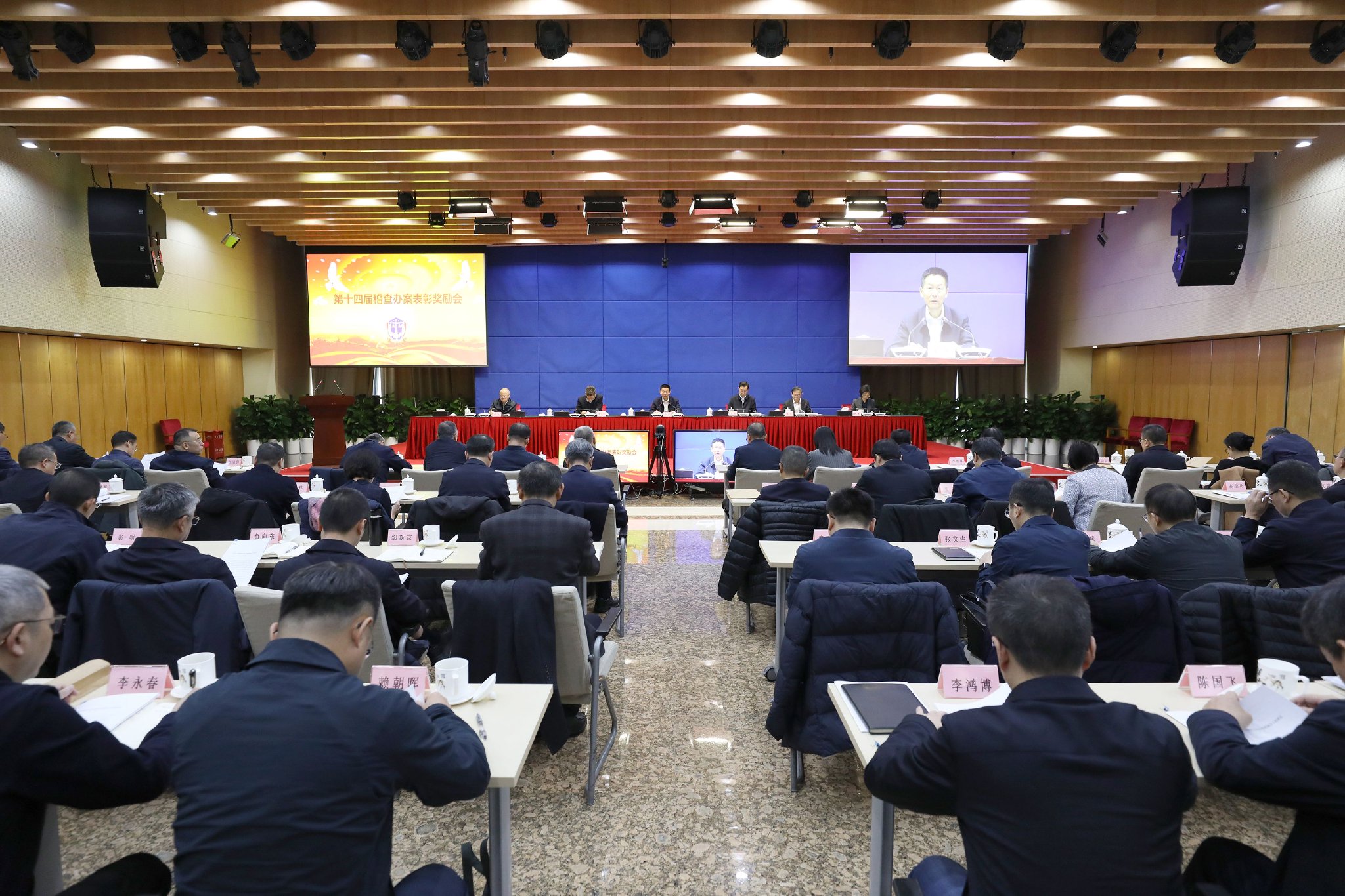 如何维护金融稳定？央行行长潘功胜答每经记者问：将会同证监会实施好支持资本市场的结构性货币政策工具，支持中央汇金公司发挥类“平准基金”作用